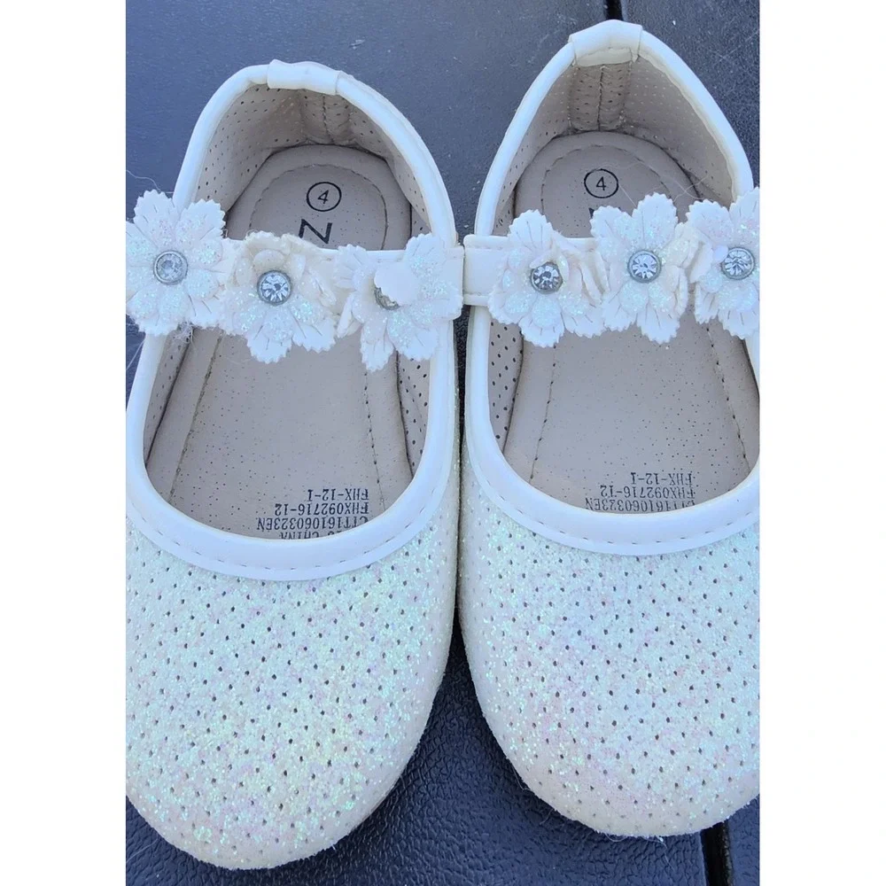 Zula Toddler Girl's Off-White Mary Janes embellished w/Flowers/Faux Stone SZ 4